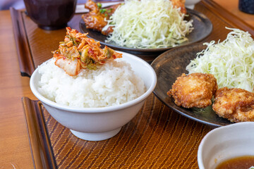 ご飯の上にキムチを乗せるイメージ