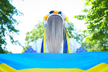 Ukrainian girl with a flag - obrazy, fototapety, plakaty