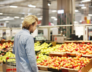 Man buying apples at the market