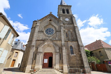 Fototapeta na wymiar L'église Saint Romain, de style néo gothique, vue de l'extérieur, ville de Chateau-Chinon, département de la Nièvre, France