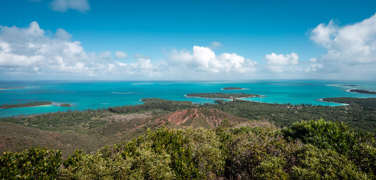 Vue panoramique de la Baie de Kuto et de la Baie de Kanumera sous un ciel bleu et clair, depuis le Pic N'Ga, Ile des Pins. Nouvelle-Cal&eacute;donie. Oc&eacute;anie. Oc&eacute;an Pacifique.