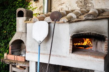 Home outdoor stone pizza oven with two pizza shovels