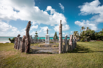 Statues sculptées au monument de la Baie de Saint Maurice, Ile des Pins. Nouvelle-Caledonie