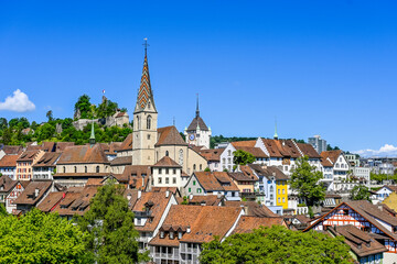 Obraz premium Stadt Baden, katholische Kirche, Stadtturm, Altstadt, Schlossberg, Ruine, Altstadthäuser, Aargau, Sommer, Schweiz