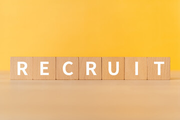 人材募集のイメージ｜「RECRUIT」と書かれた積み木
