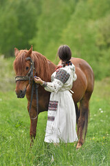 Dziewczyna w ukraińskim stroju ludowym przy koniu - obrazy, fototapety, plakaty