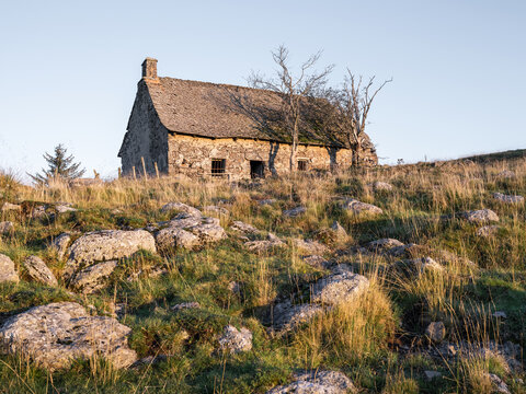 Vieux buron abandonn&eacute; sur le haut d'une colline dans l'Aubrac en Loz&egrave;re - France