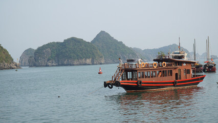 Fototapeta premium Hạ Long Bay limestone karst rock landscapes in northeast Vietnam.