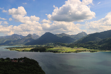 Urlaubsparadies Salzkammergut; Blick von Norden über den Wolfgangsee auf Rettenkogel, Sparber,...