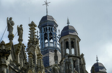 Details des Dachs einer gothischen Kathedrale in s’Hertogenbosch