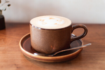 カフェでくつろぐリラックスの癒し空間　カフェラテコーヒー　アップ2