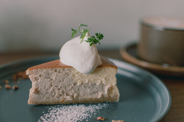 カフェでくつろぐリラックスの癒し空間　カフェラテコーヒーと泡ののったチーズケーキ2