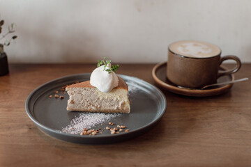 カフェでくつろぐリラックスの癒し空間　カフェラテコーヒーと泡ののったチーズケーキ1