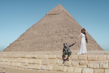Couple in love wandering around the pyramids of Giza in Caïro.