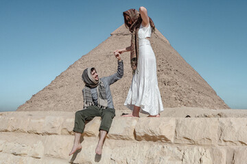 Couple in love wandering around the pyramids of Giza in Caïro.