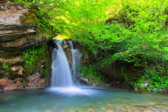 cascatella con acqua setosa 'L pisai 'd Masarin. Rittana Piemonte Italia