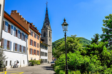Obraz premium Stadt Baden, katholische Kirche, Altstadt, Altstadthäuser, Altstadtgassen, Stadt, Aargau, Limmat, Fluss, Sommer, Schweiz