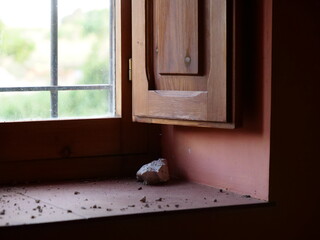 ventana roca ventana abandonado roto rotura rural espa&ntilde;a campo lugar  