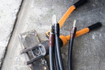 Crimping tool at the end of the cable system