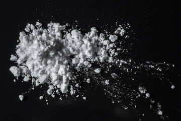 Cocaine drug powder pile on black background - obrazy, fototapety, plakaty