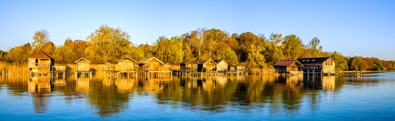 Obraz premium old wooden jetty at a bavarian lake