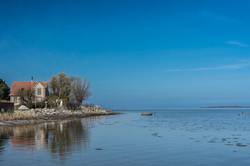 Fototapeta na wymiar Idyllische Küstenlandschaft mit blauem Himmel