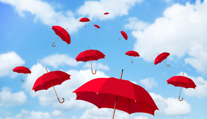 rote Schirme am Himmel