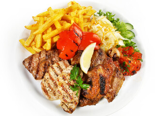 Grillplatte mit Pommes Frites, Salat und Gemüse