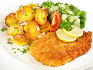 Hähnchenbrustschnitzel mit Bratkartoffeln und Gurkensalat - Freigestellt