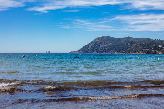 Vue des rochers des Deux-Fr&egrave;res depuis la plage des Sablettes &agrave; la Seyne-sur-mer