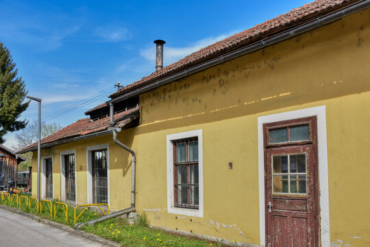 Steyrtalbahn, Schmalspurbahn, Betriebsbereich, Werkstatthalle, Wasserkran, Kran, Lokschuppen, Museumsbahn, Betriebsgeb&auml;ude, Gleis, Schienen, T&uuml;r, Fenster, historisch, traditionell, Eisenbahn, Dampfbet