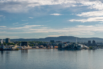 Naklejka premium am Ende des Fjords am Hafen in Norwegen