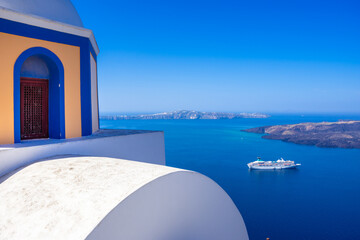 Fira town, with view of caldera, volcano and cruise ships, Santorini, Greece - obrazy, fototapety, plakaty