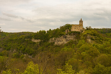 Fototapeta na wymiar view to castle Rudelsburg near Saaleck