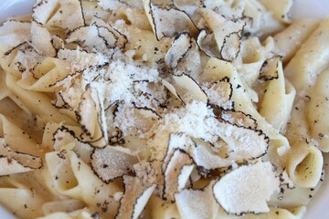 Trüffel mit selbstgemachter Pasta und Parmesan, eine Spezialität in Istrien, Kroatien. Nahaufnahme