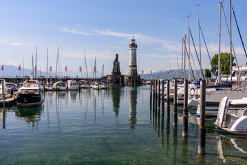 Fototapeta premium Lindauer Hafern im Frühjahr bei Sonnenschein und Wolken