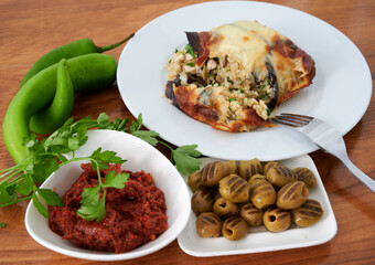 zucchini casserole with bulugur and chicken, green pepper and red sauce