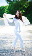 Attraktive Frau im mittleren Alter posiert mit einem weißen Tuch, Best Ager 