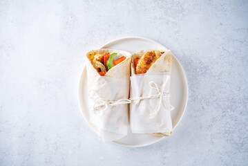 Pita bread with roasted chicken, red bell pepper and cucumber