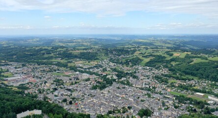 Fototapeta premium survol des vallées des Pyrénées dans le département des Hautes-Pyrénées et vue de Bagnères de Bigorre 