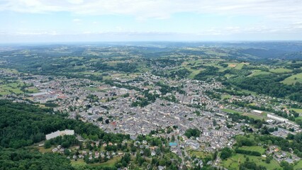 Fototapeta na wymiar survol des vallées des Pyrénées dans le département des Hautes-Pyrénées et vue de Bagnères de Bigorre 