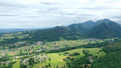 survol des vallées des Pyrénées dans le département des Hautes-Pyrénées et vue de Bagnères de Bigorre	