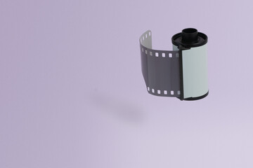 Lewitująca rolka filmu fotograficznego 35mm. Wersja 1. - obrazy, fototapety, plakaty