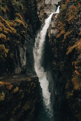 Wasserfall zwischen Felsen