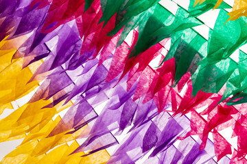 decoração junina - bandeirinhas coloridas em movimento com fundo branco