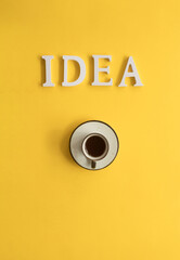 Letras de la palabra idea y taza de caf&eacute;