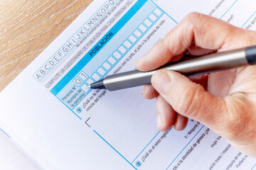 one hand completed the national household survey of the Republic of Argentina