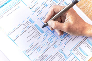 one hand completed the national household survey of the Republic of Argentina