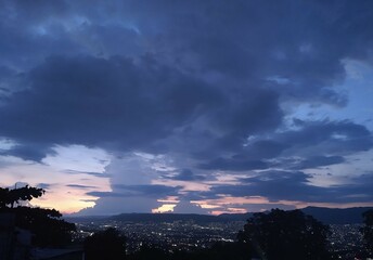 Obraz premium sunset over the city