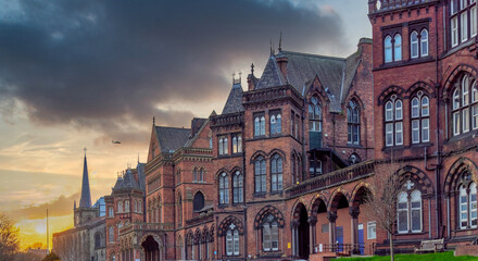 Obraz premium Leeds General Infirmary hospital building, Victorian red brick architecture at sunset, Leeds UK
